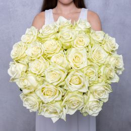 30 bílých růží 70 cm