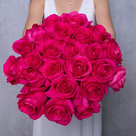 30 sytě růžových růží 70 cm